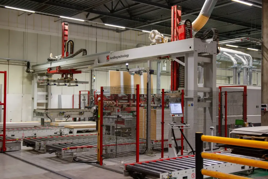 Automatisierte Fertigungsanlage mit Förderbändern und Greiftechnik in einer modernen Fabrikhalle