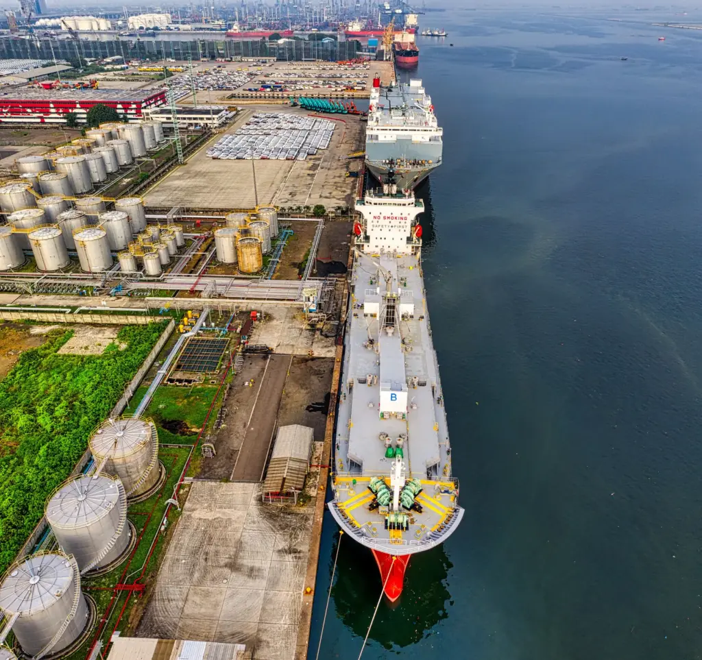 Öltanker liegt an einem Terminal mit industriellen Lagertanks