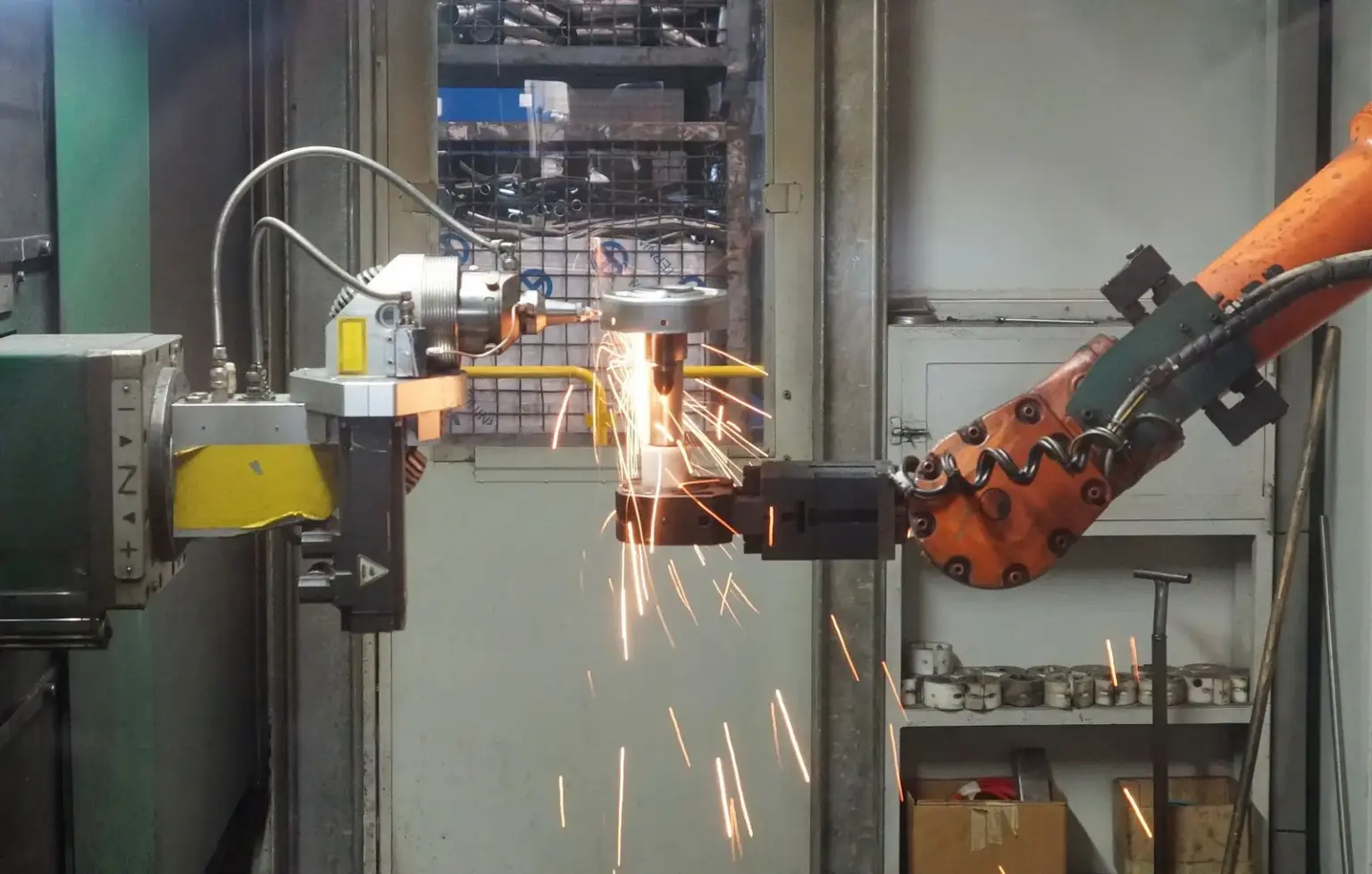 Industrieroboter bearbeitet ein Metallbauteil in einer automatisierten Produktion