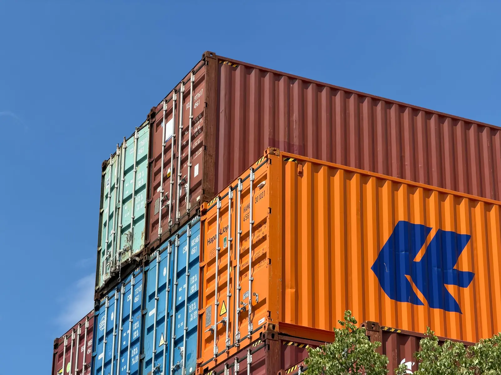 Mehrfarbige gestapelte Frachtcontainer auf einem deutschen Logistikgelände